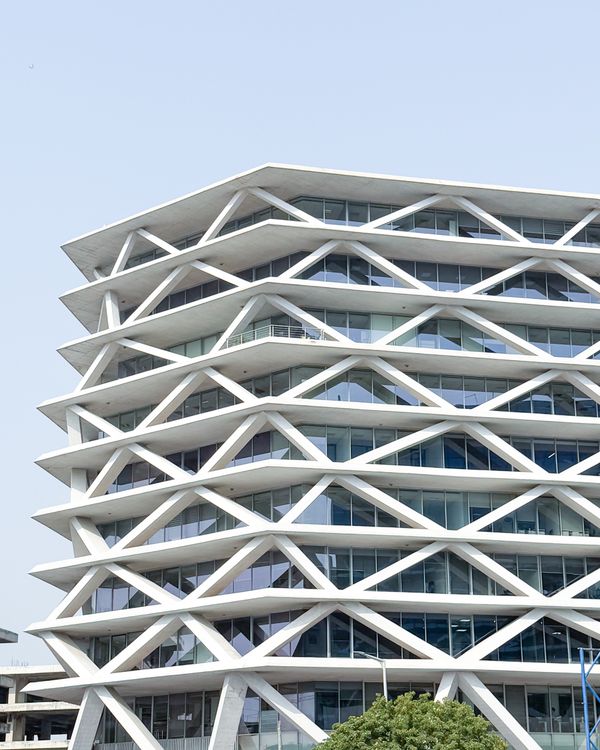 Modern Geometric Building Architecture in Daylight · Free Stock Photo