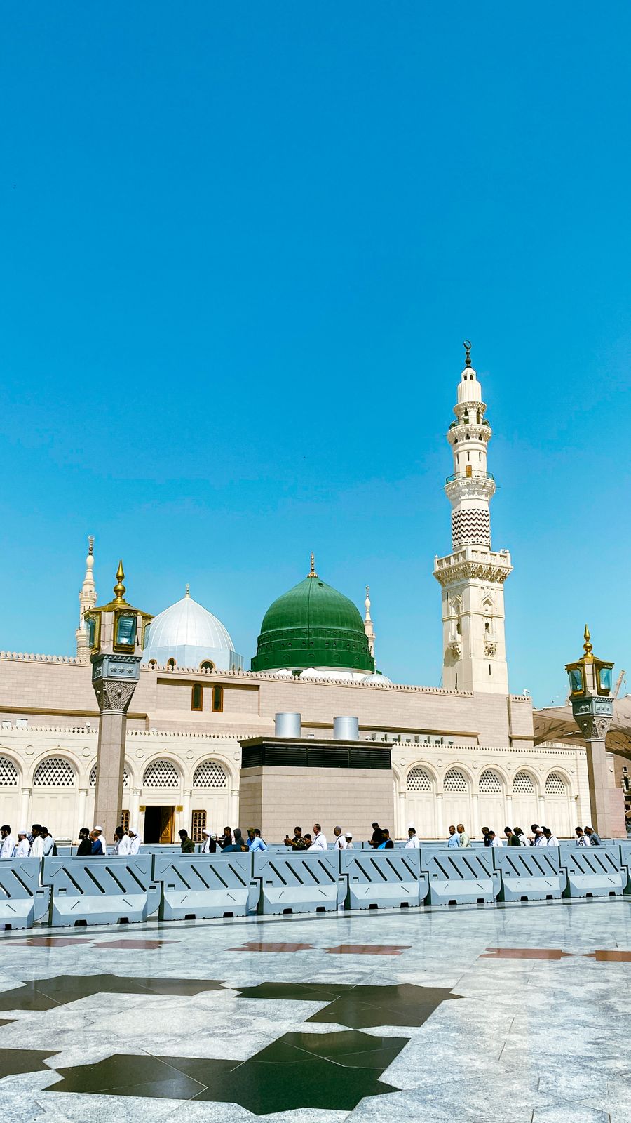 Pemandangan megah Masjid Nabawi dengan kubah hijau di Madinah untuk pakej Umrah Premium 5 Bintang