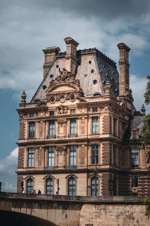 Free Elegant classical architecture in Paris, capturing historical grandeur. Stock Photo