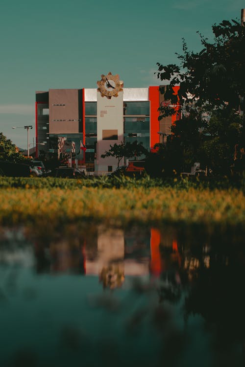 Foto De Enfoque Superficial Del Edificio Blanco Y Rojo Con Un Reloj