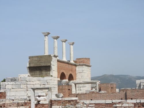 Free Capture of ancient Roman ruins featuring stone pillars and red brick arches under a clear sky. Stock Photo
