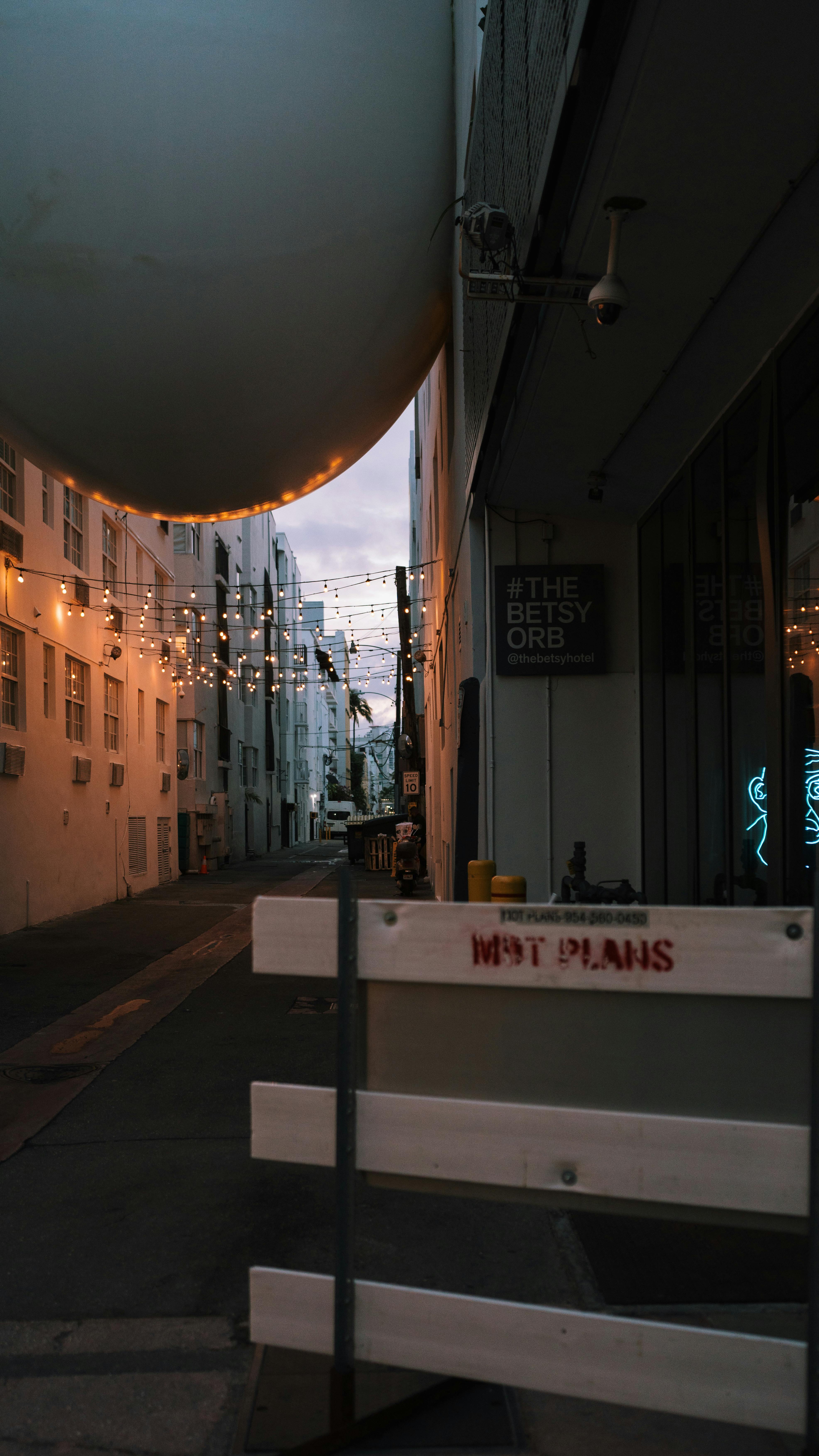 Gratuit Alee urbană fermecătoare la amurg, împodobită cu lumini, oferind o ambianță confortabilă. Fotografie de stoc