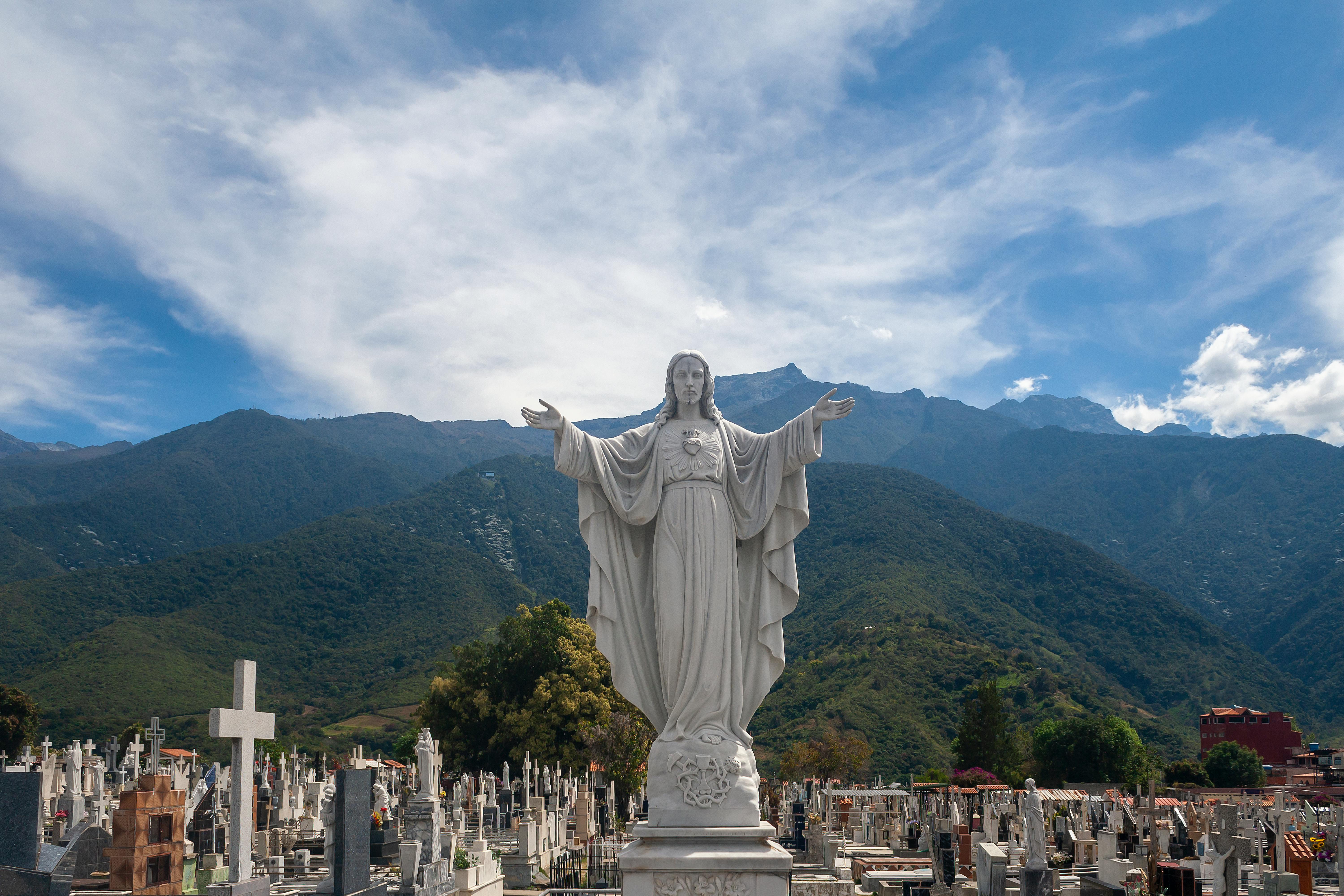 Majestic Statue in Mérida Cemetery with Mountain View · Free Stock Photo
