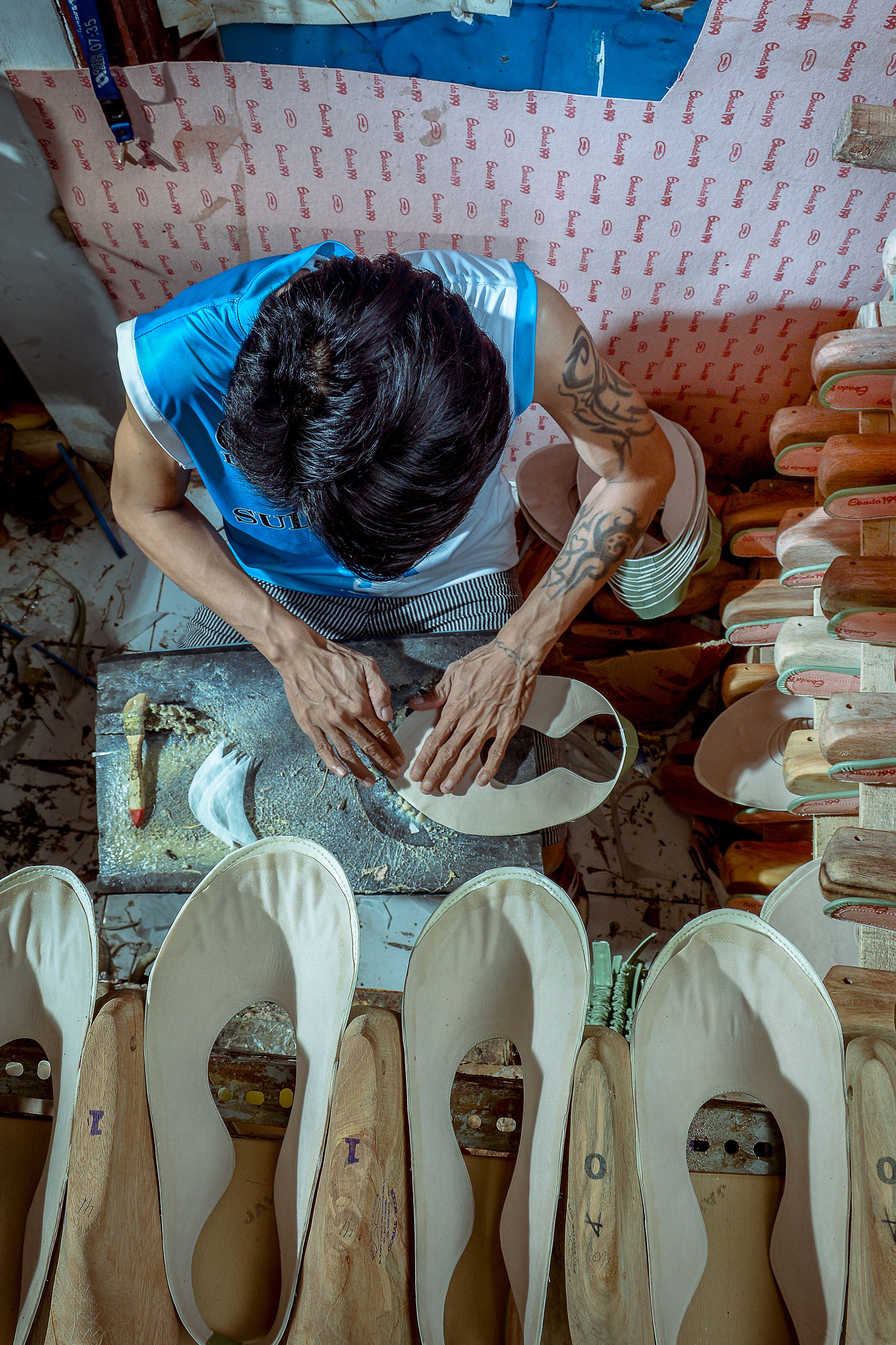 Thợ thủ công chế tác giày trong xưởng
