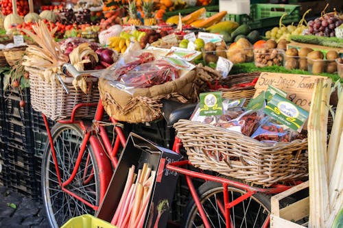 Meyve Pazarında Satılık Sepetlerde Karışık Meyve Ve Sebzeler