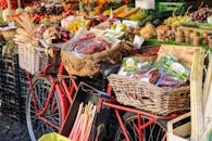 街头市场的摊位上色彩缤纷，摆满了新鲜水果，自行车沐浴在自然光线下