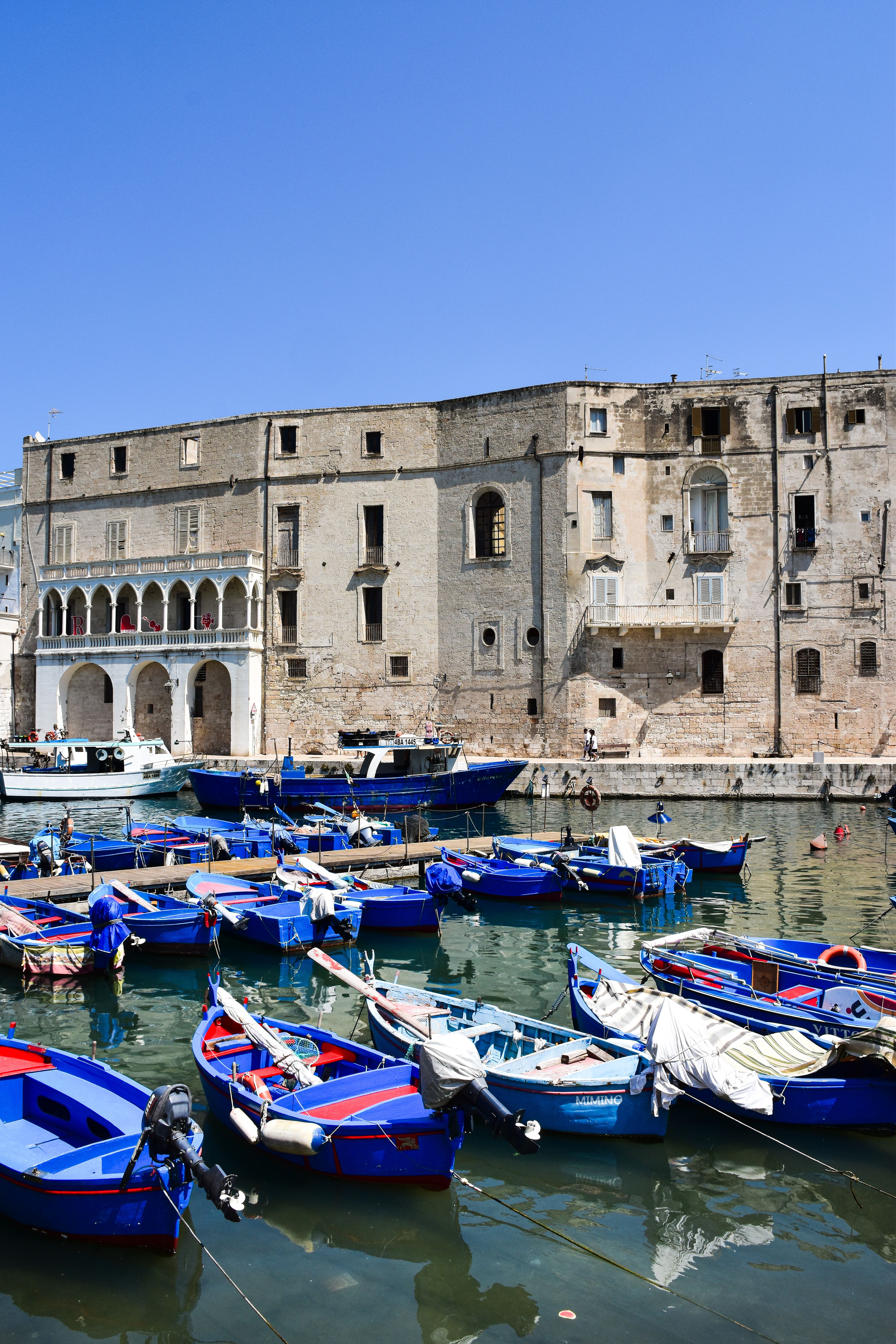 Bărci în portul din Italia sub soare