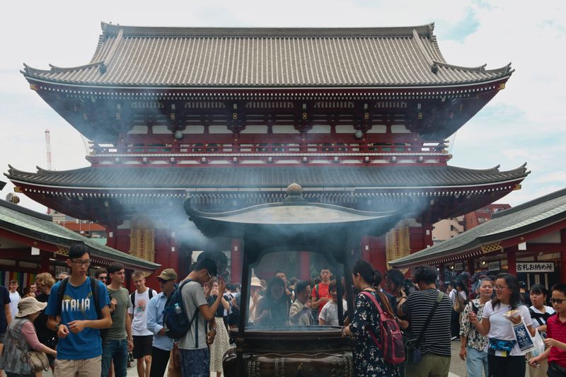 淺草寺仲見世通的熱鬧人潮