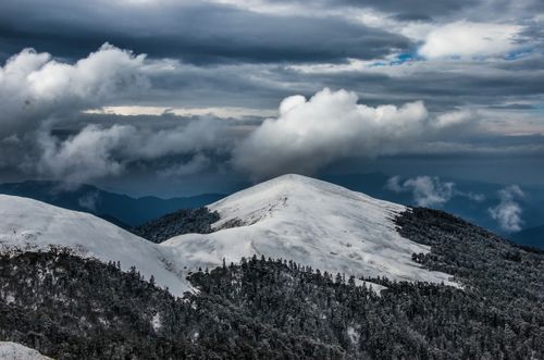 Free Breathtaking view of snow-covered mountains in Uttarakhand, India under dramatic skies. Stock Photo