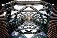 现代玻璃天花板的对称透视，具有几何图案和反射效果