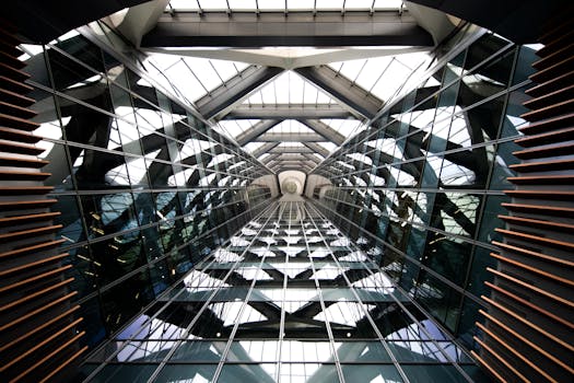 现代玻璃天花板的对称透视，具有几何图案和反射效果