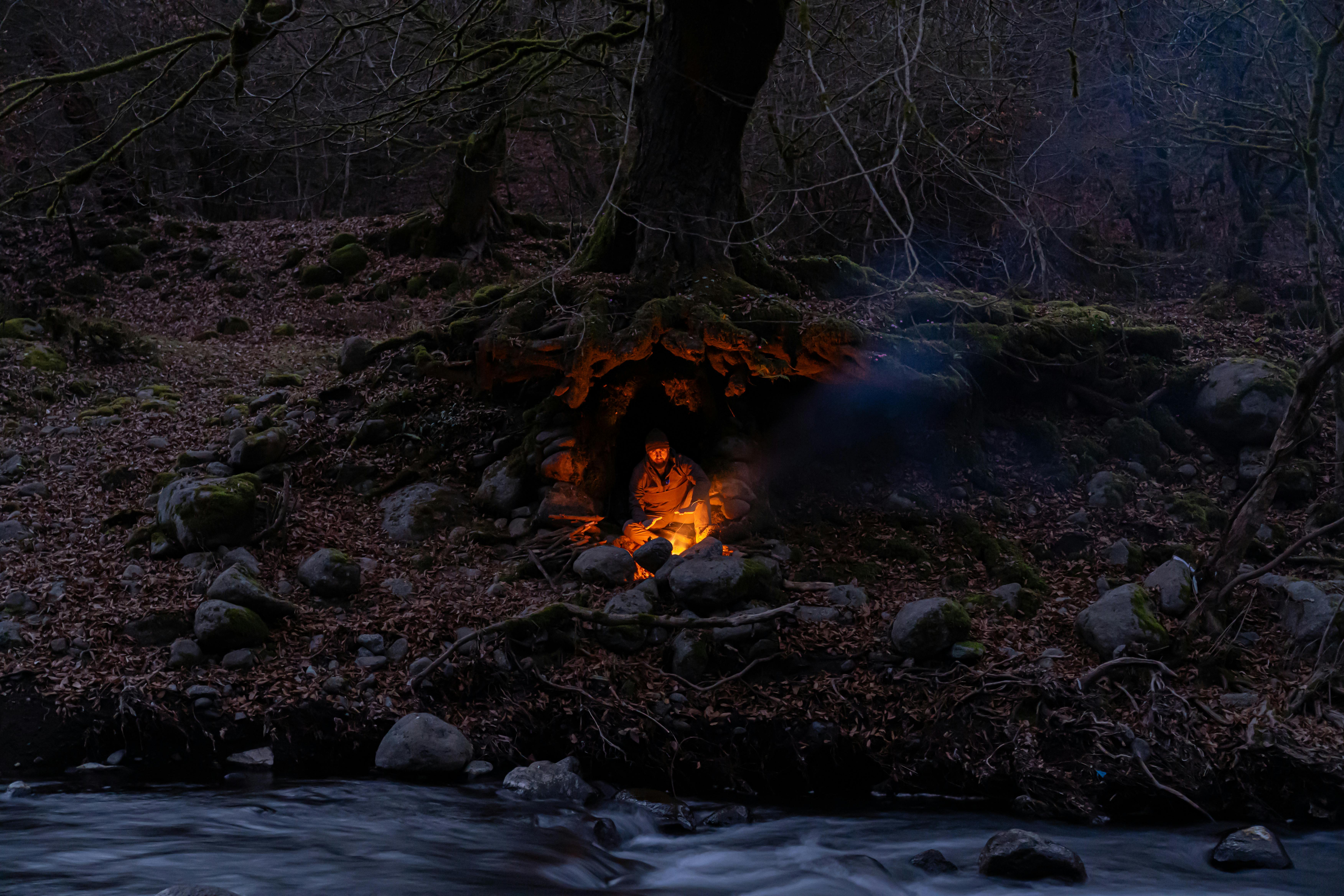 男獨居山洞逾20年 拒絕現代生活無電無網靠2招生存畫面曝光