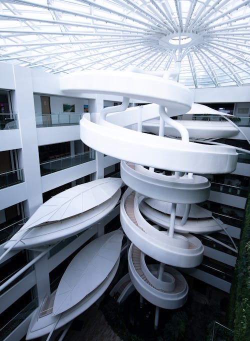 예술적인 나선형 계단이있는 흰색 건물의 현대 건축 설계