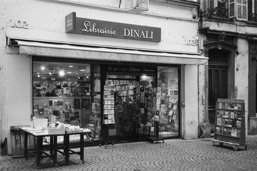 Explore the classic charm of a Strasbourg independent bookstore in this captivating black and white photo.