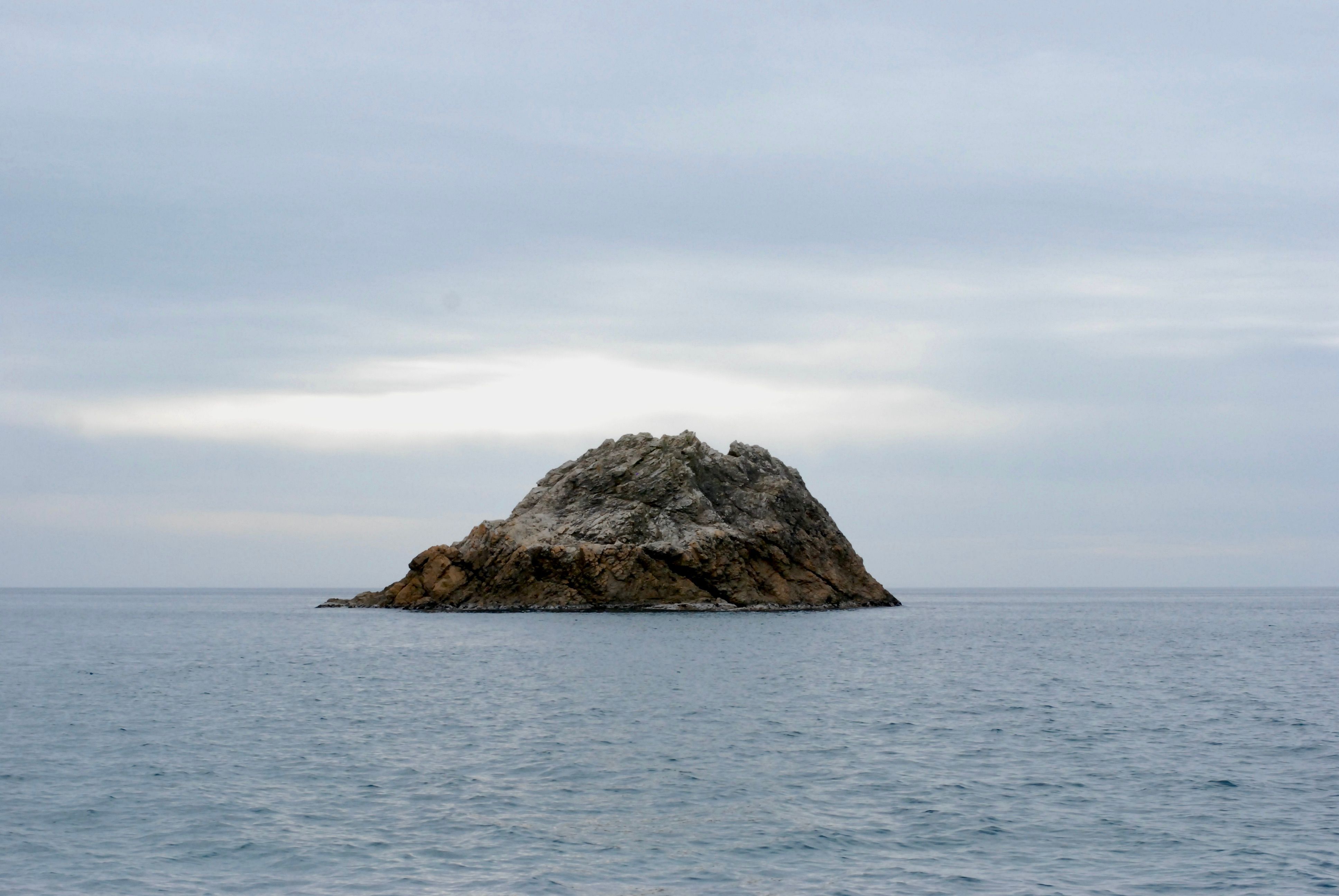 île Rocheuse Sereine Dans La Mer, Niigata, Japon · Photo gratuite