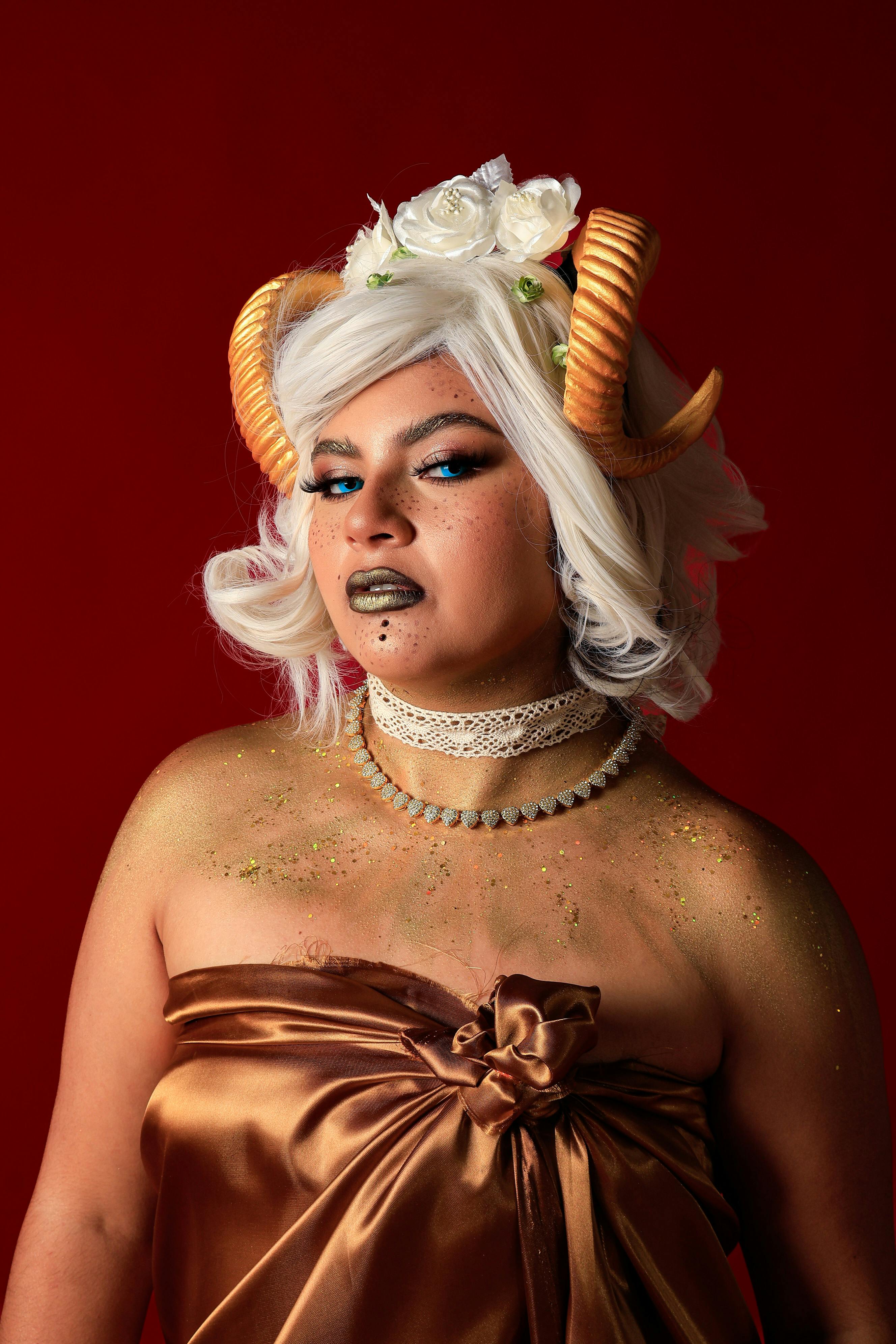 grátis Um retrato impressionante de uma mulher com cabelos brancos e chifres, incorporando uma estética de fantasia. Foto profissional