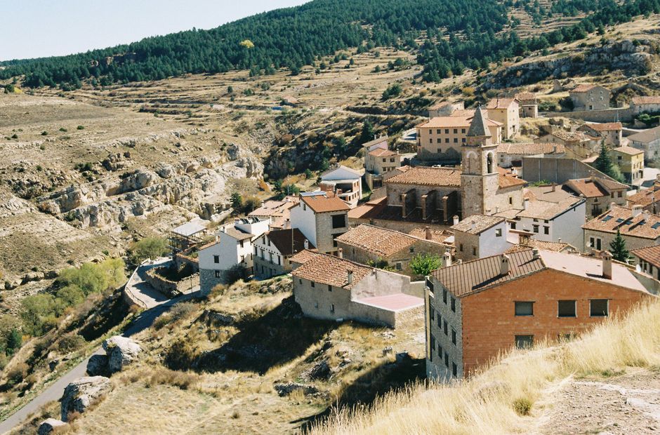 Encantadora vista aérea de un pueblo rústico español durante el otoño.