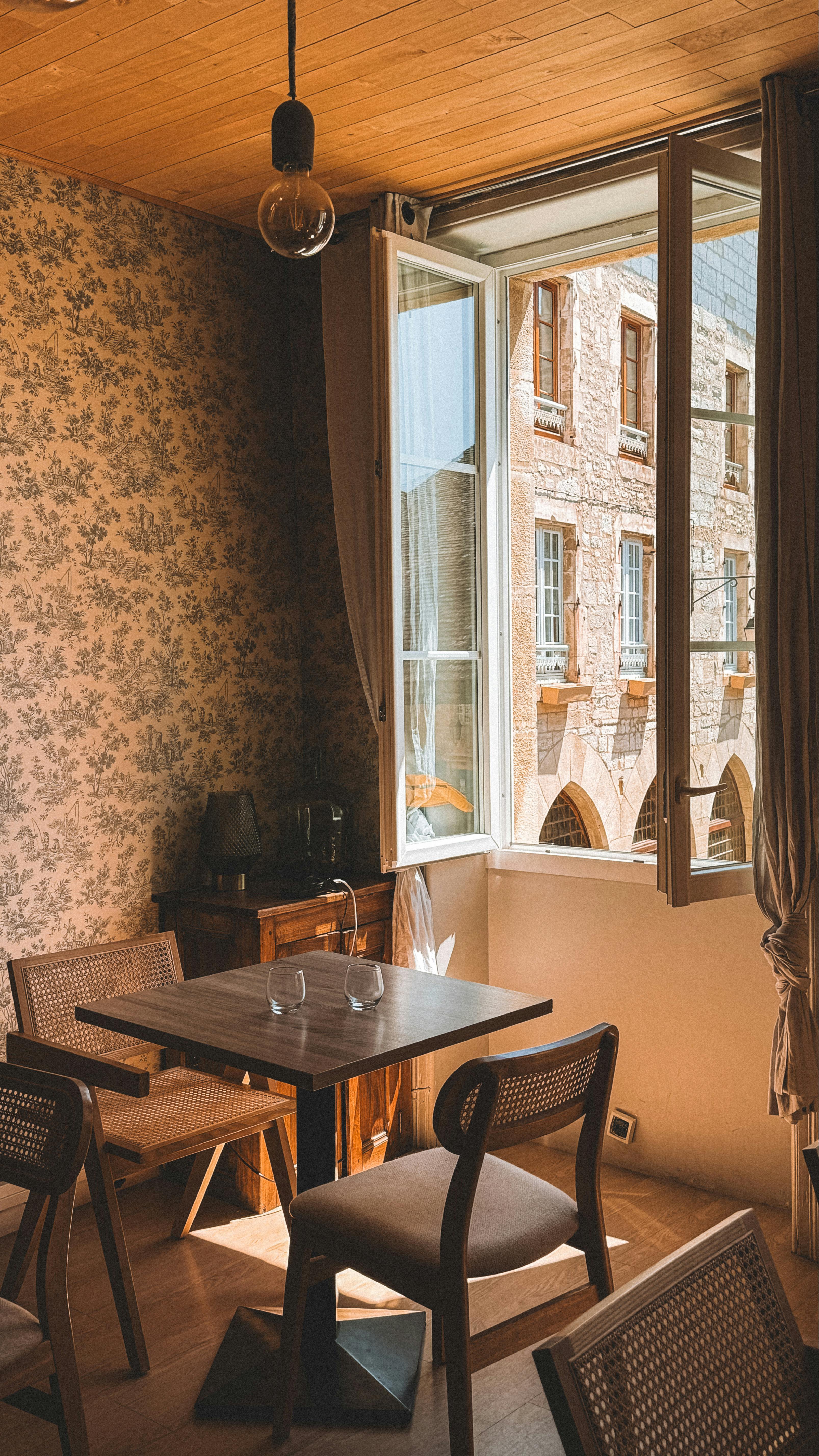 Gratuit Interior fermecător de cafenea din Barcelona, cu decor vintage și vedere la fereastră deschisă. Fotografie de stoc