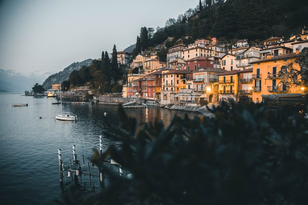 Grădină cu terase și vedere spre apă, la o vilă de pe Lacul Como