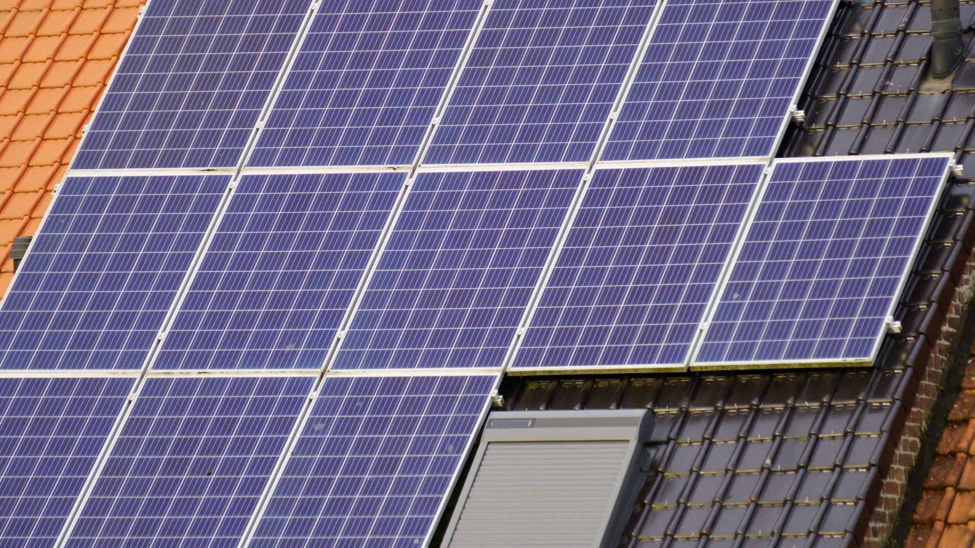 Off Grid Solar System: Comparing the Options for Cyprus — illustrasjonsbilde