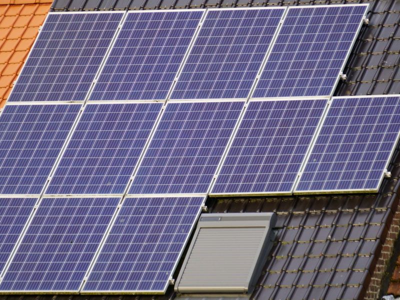 Off Grid Solar System: Comparing the Options for Cyprus — illustrasjonsbilde