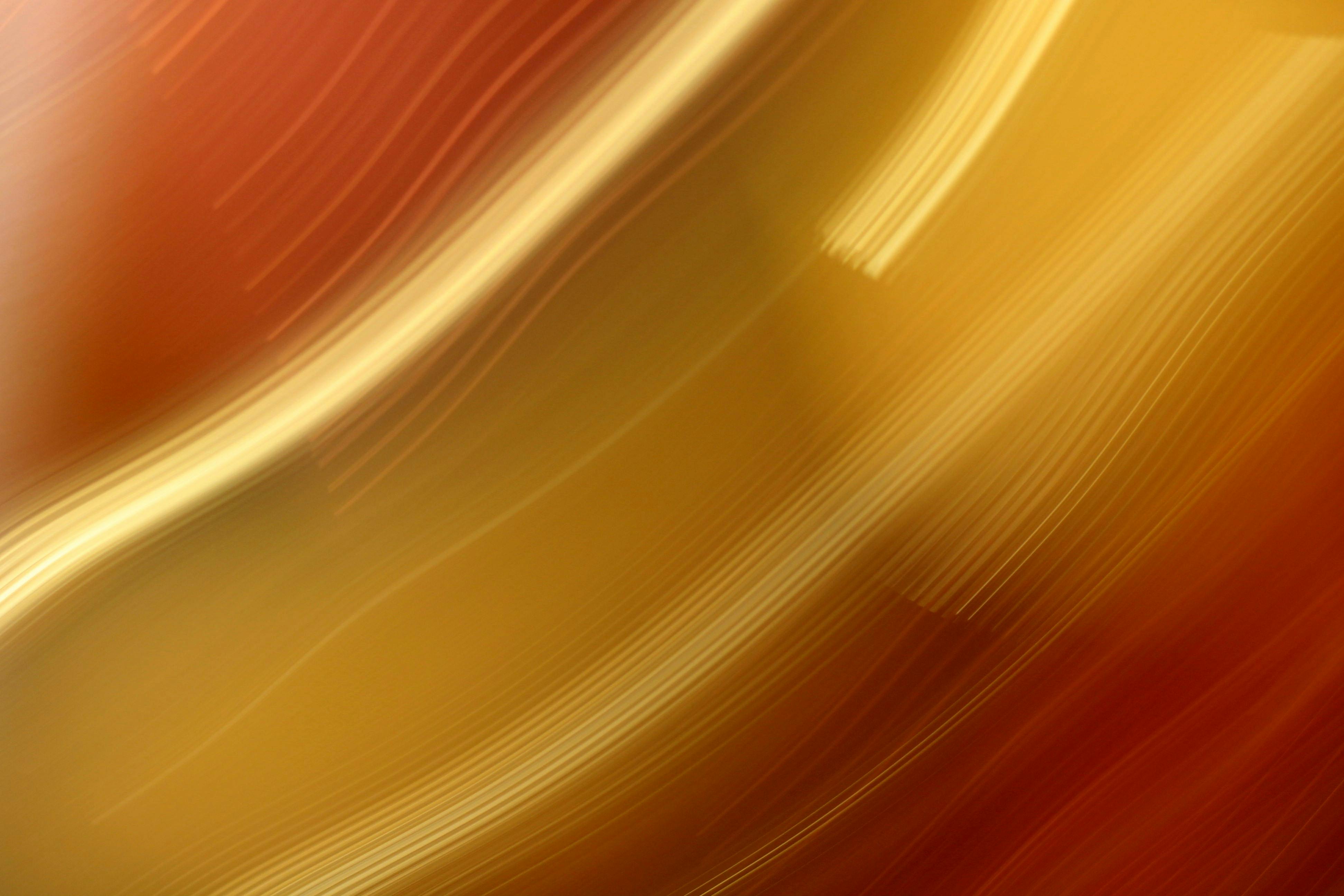 gratis Vage lichtstrepen creëren een abstract patroon met warme rode en gele tinten, ideaal voor achtergronden. Stockfoto