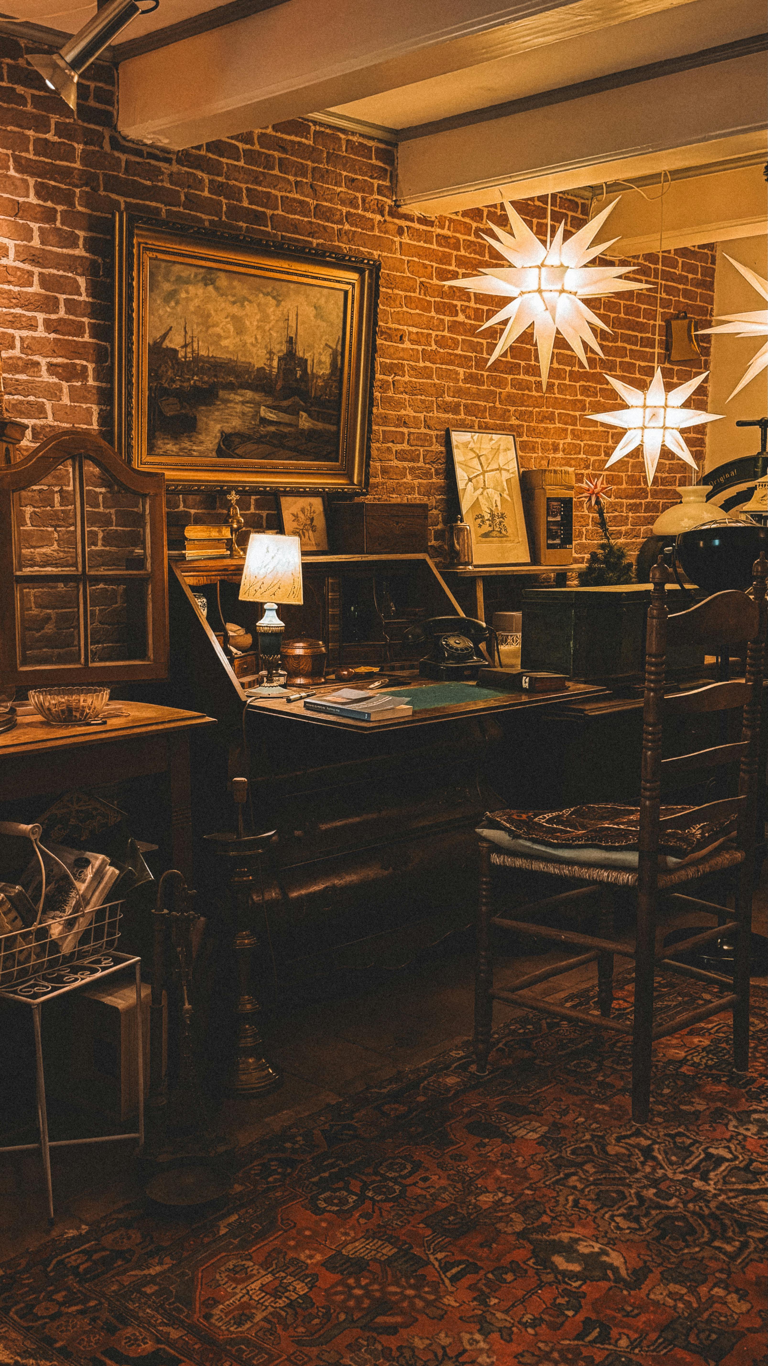 Gratuit Spațiu de lucru cald și confortabil în stil vintage, cu pereți de cărămidă, un birou din lemn și iluminat decorativ. Fotografie de stoc