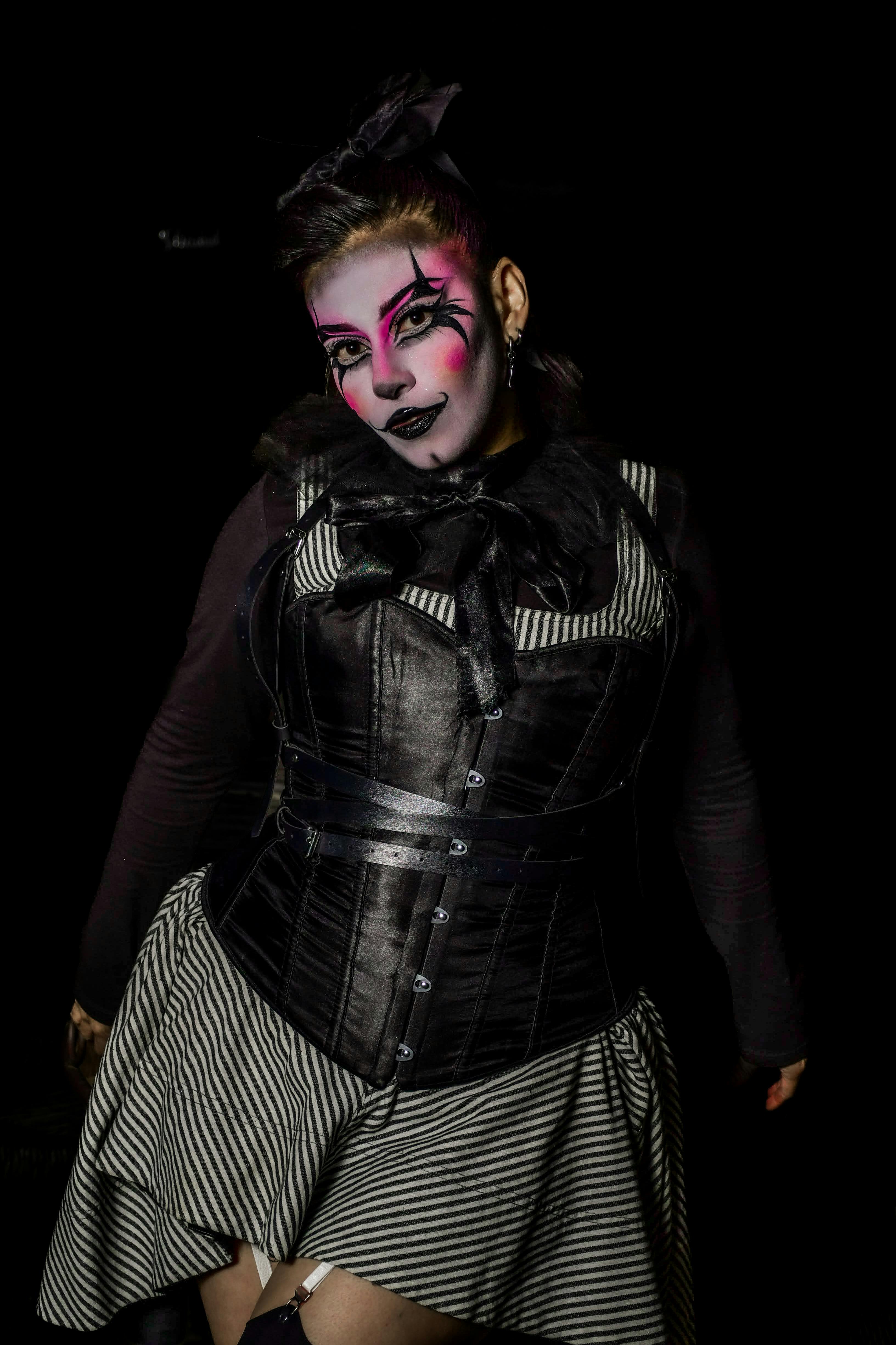 Ücretsiz Gece poz veren, cesur makyajlı gotik kostümlü kadın. Benzersiz ifade ve stil. Stok Fotoğraflar