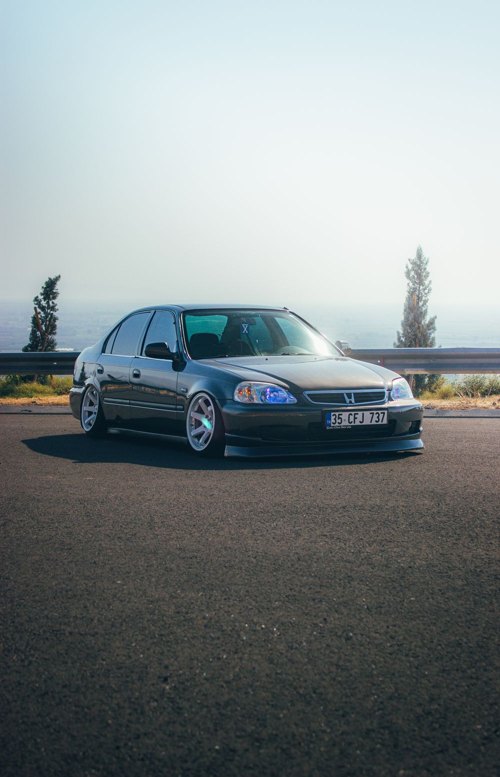 Honda aparcado junto a una carretera costera; fotografía ilustrativa