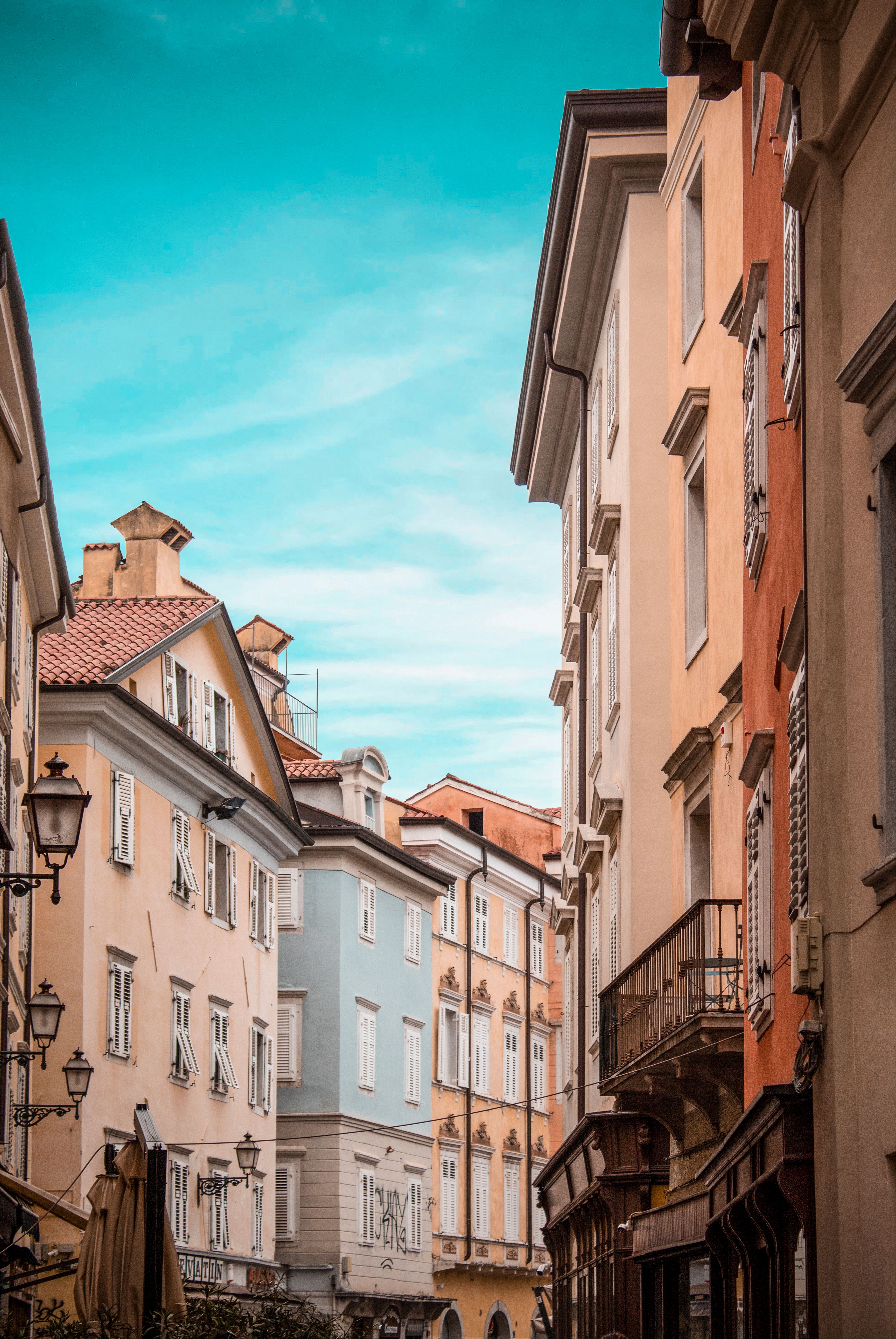 Fotomural Hermosa vista de la arquitectura clásica europea bajo un vibrante cielo azul.