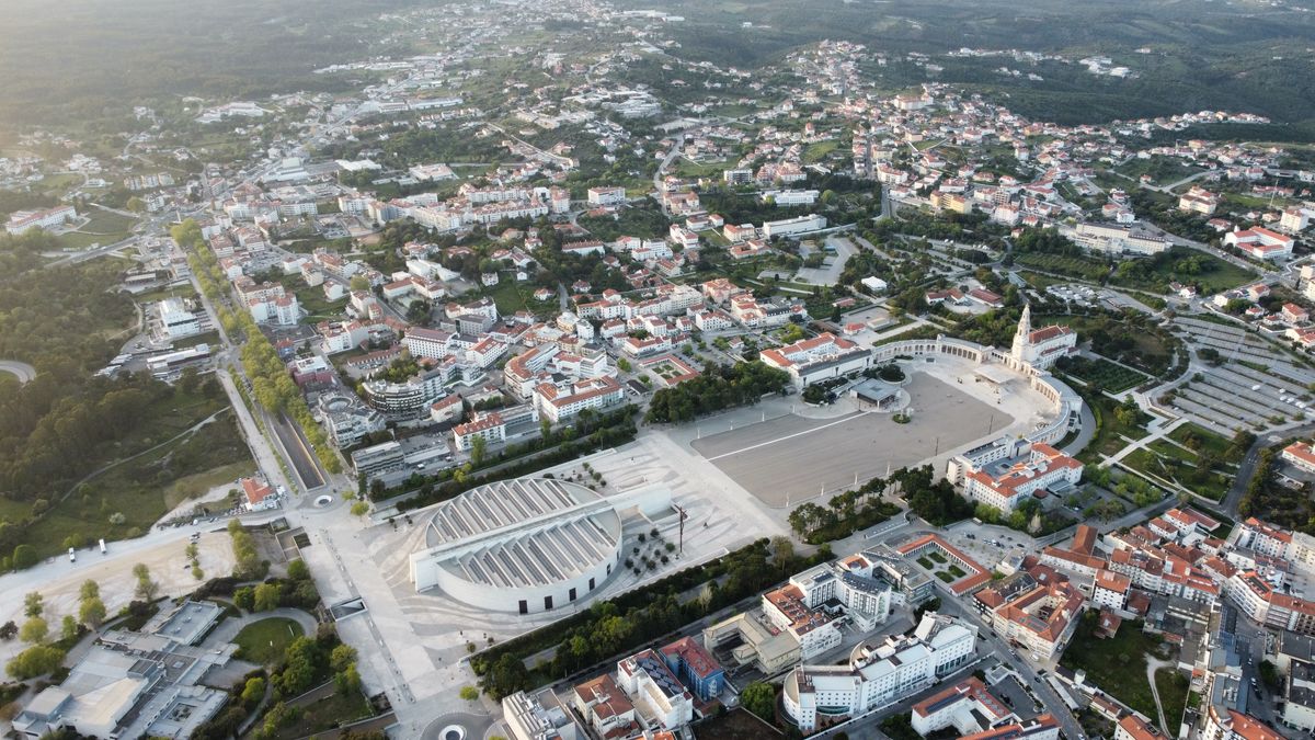 Vedere aeriana larga cu sanctuarul integrat in oras