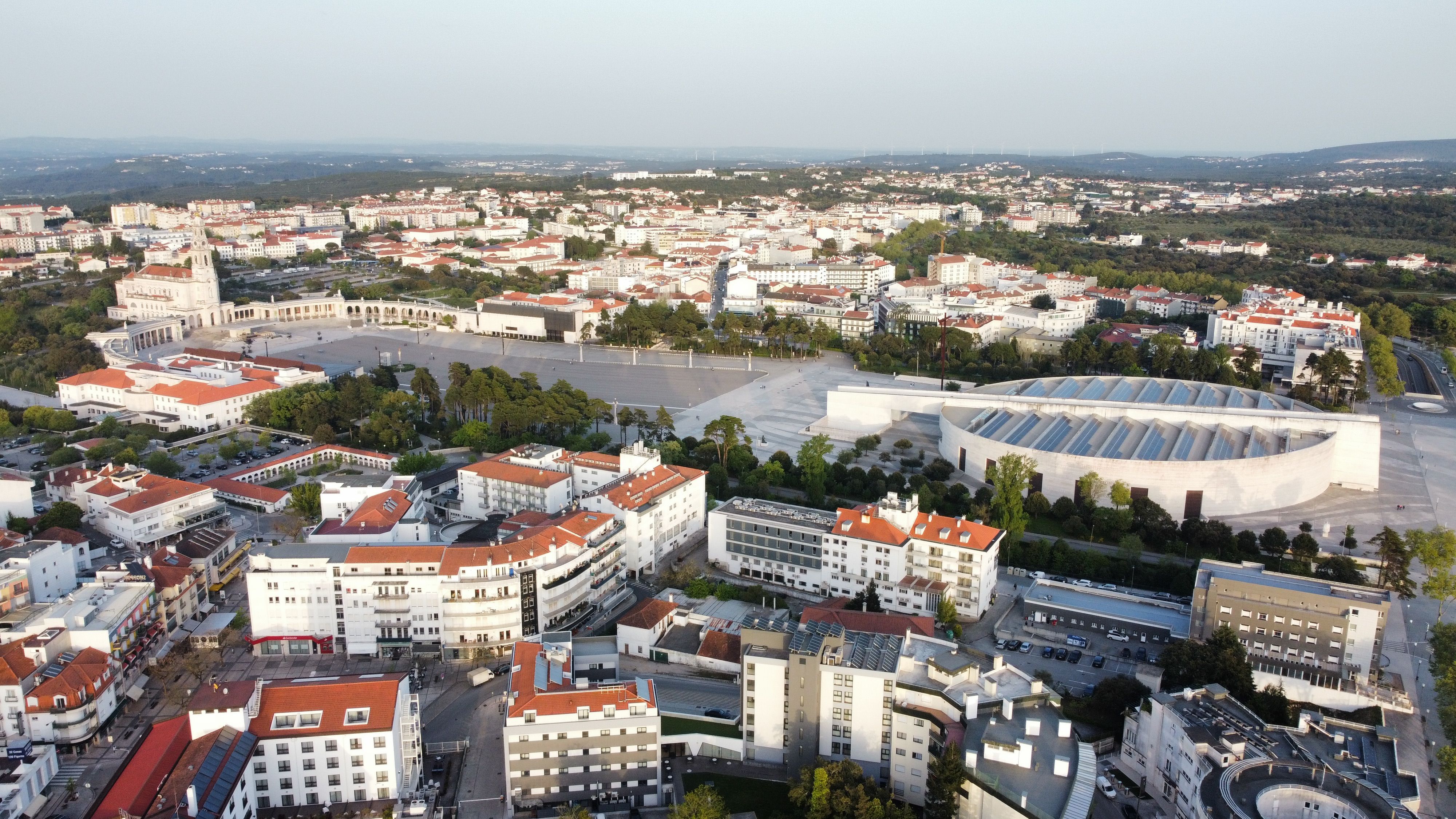 Vista Aérea Do Santuário De Fátima, Marco Icônico De Portugal · Foto ...