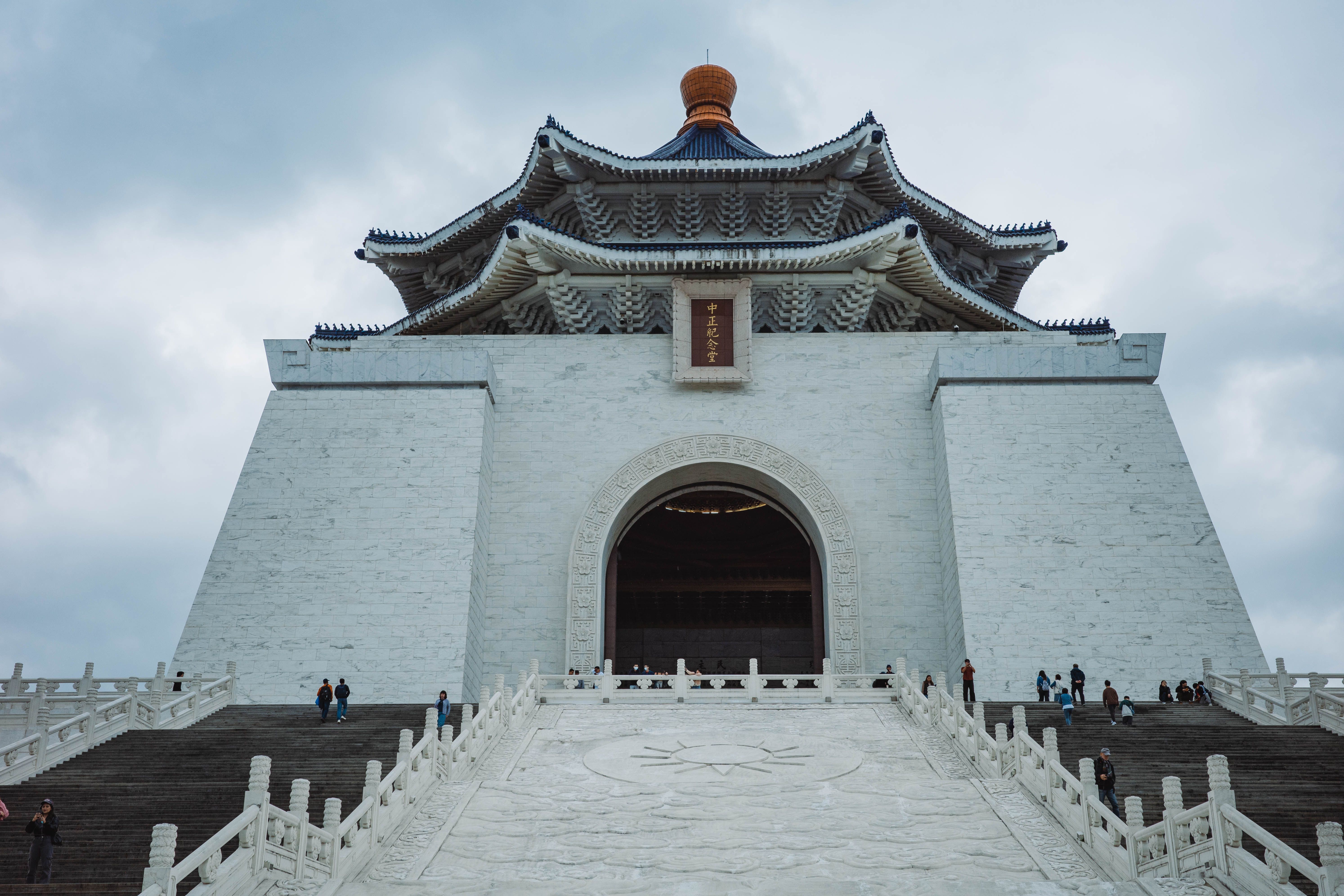 Explore the grandeur of Chiang Kai-shek Memorial Hall in Taipei, Taiwan. A stunning architectural marvel.