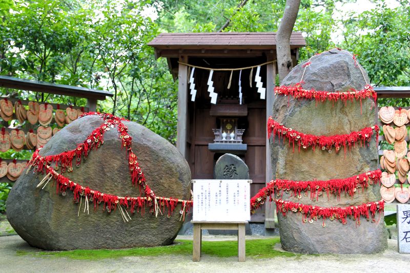 神聖な神社の石と赤い紐。霊視本鑑定のイメージ