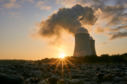 核電站建築物冒煙的低角度照片