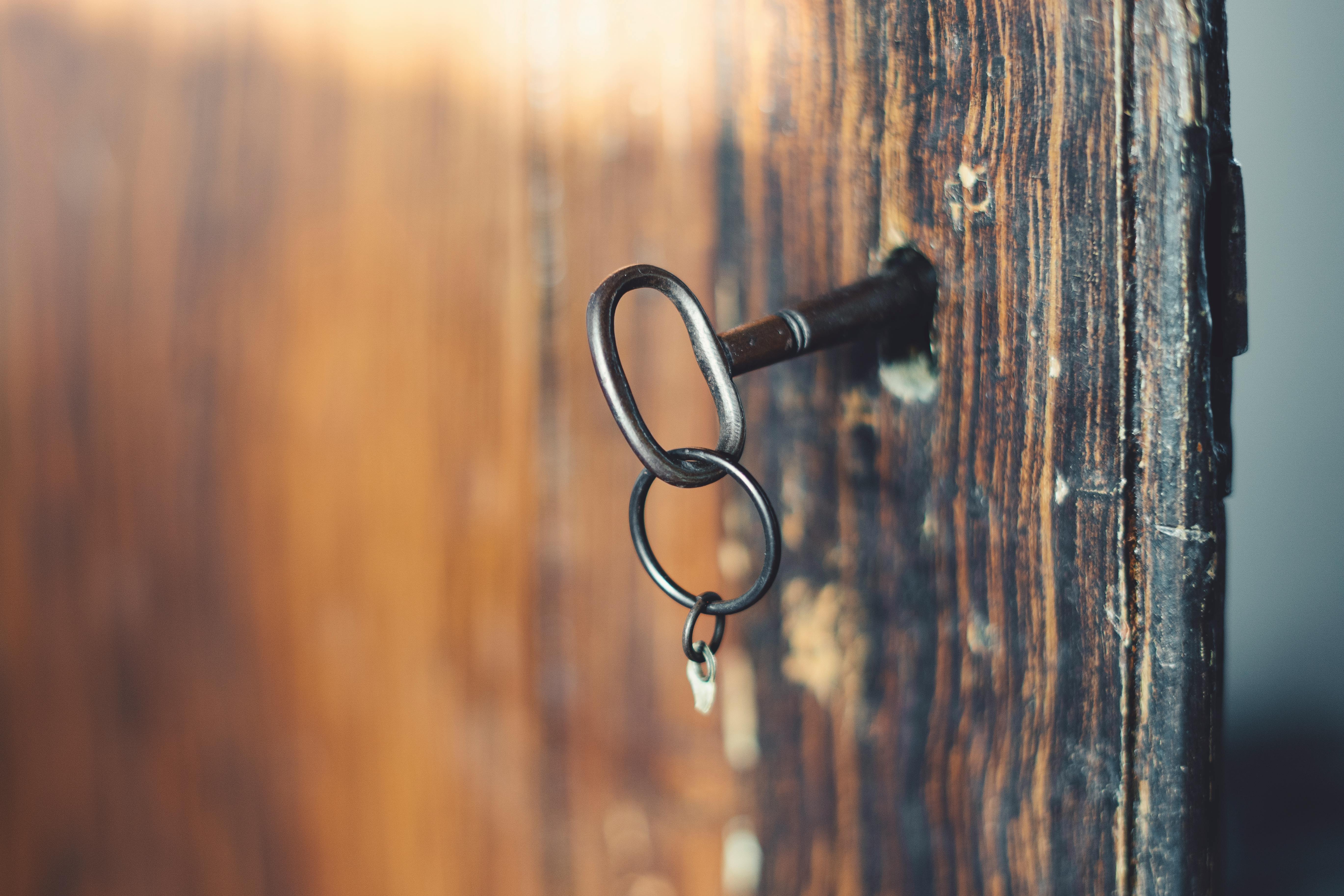 Дверь на ключ и свинцом. Старинная дверь с ключом. Красивый дверной замок. Замок и ключ фильм 2011. Навесной замок на двери.