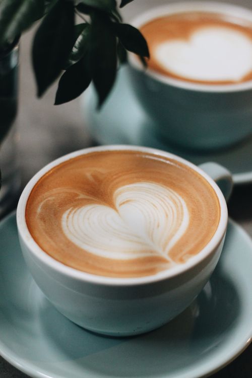 Free Close-up of a latte with heart design latte art, perfect for coffee enthusiasts. Stock Photo
