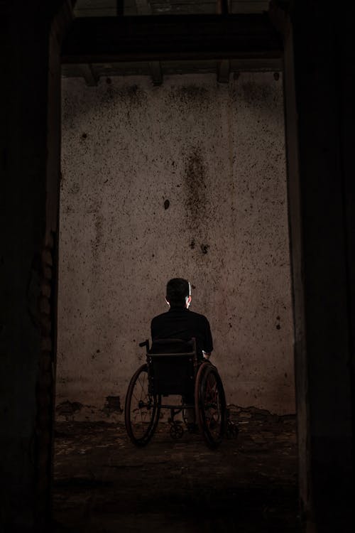 무료 휠체어에 앉아 남자 스톡 사진