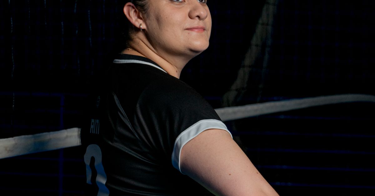 Atleta feminina preparada para competir em ambiente esportivo, simbolizando saúde esportiva no futebol feminino