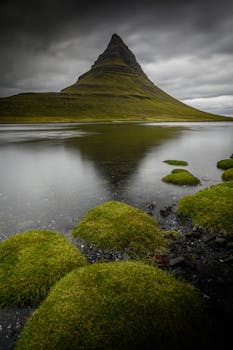 柯克朱菲尔山戏剧性地捕捉了水中倒影，展现了冰岛的自然美景