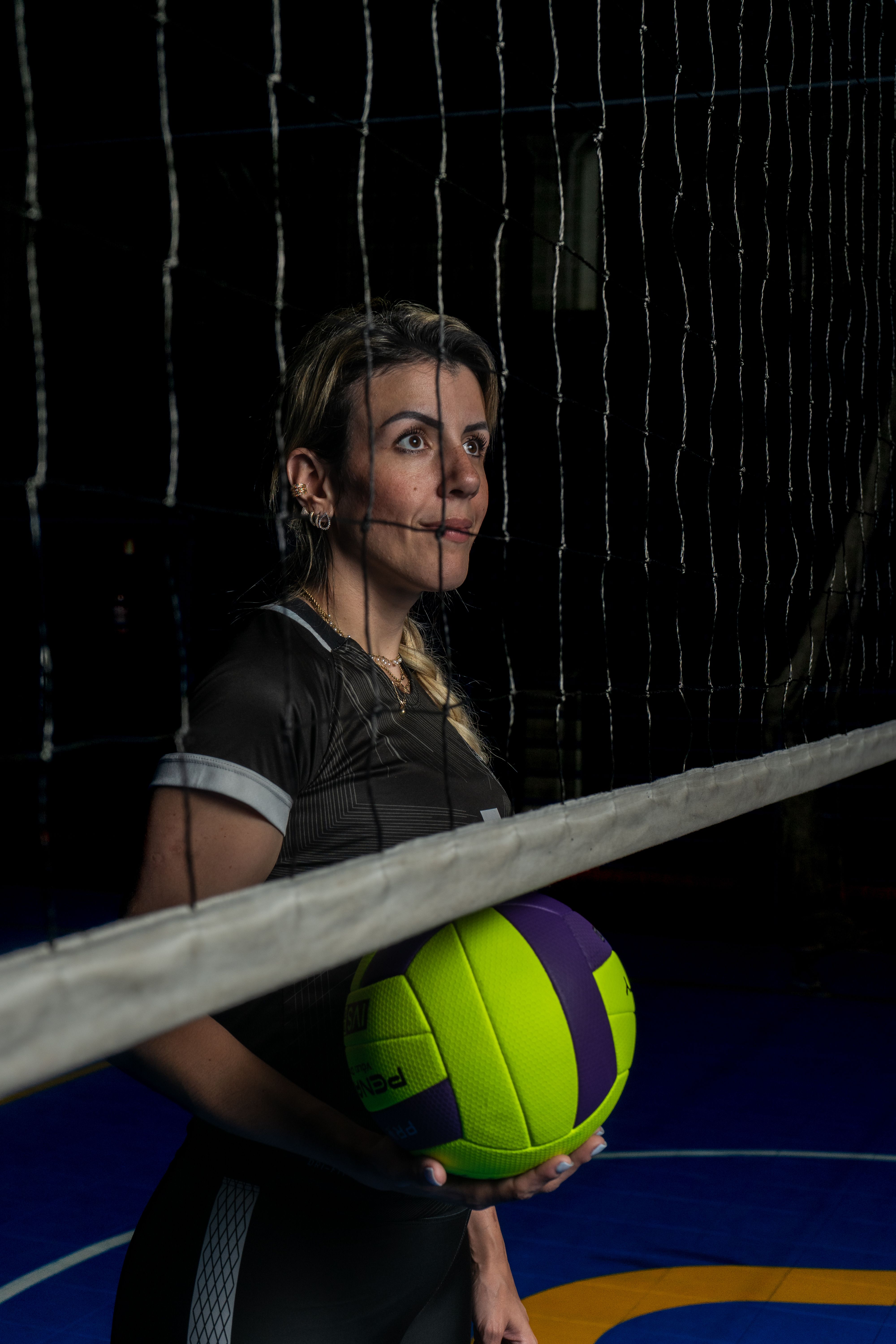 Jugadora De Voleibol Sosteniendo Una Pelota En Una Cancha Cubierta ...