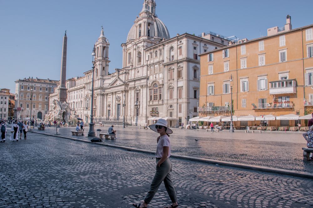 Piazza Navona din Roma, cu turiști într-o zi însorită