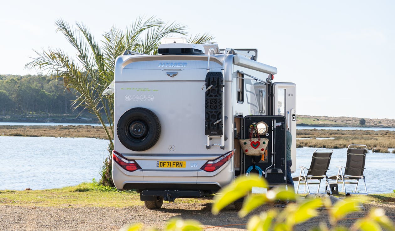 Photo d'un camping-car stationné près d'un lac, pour une aventure en camping-car au Maroc