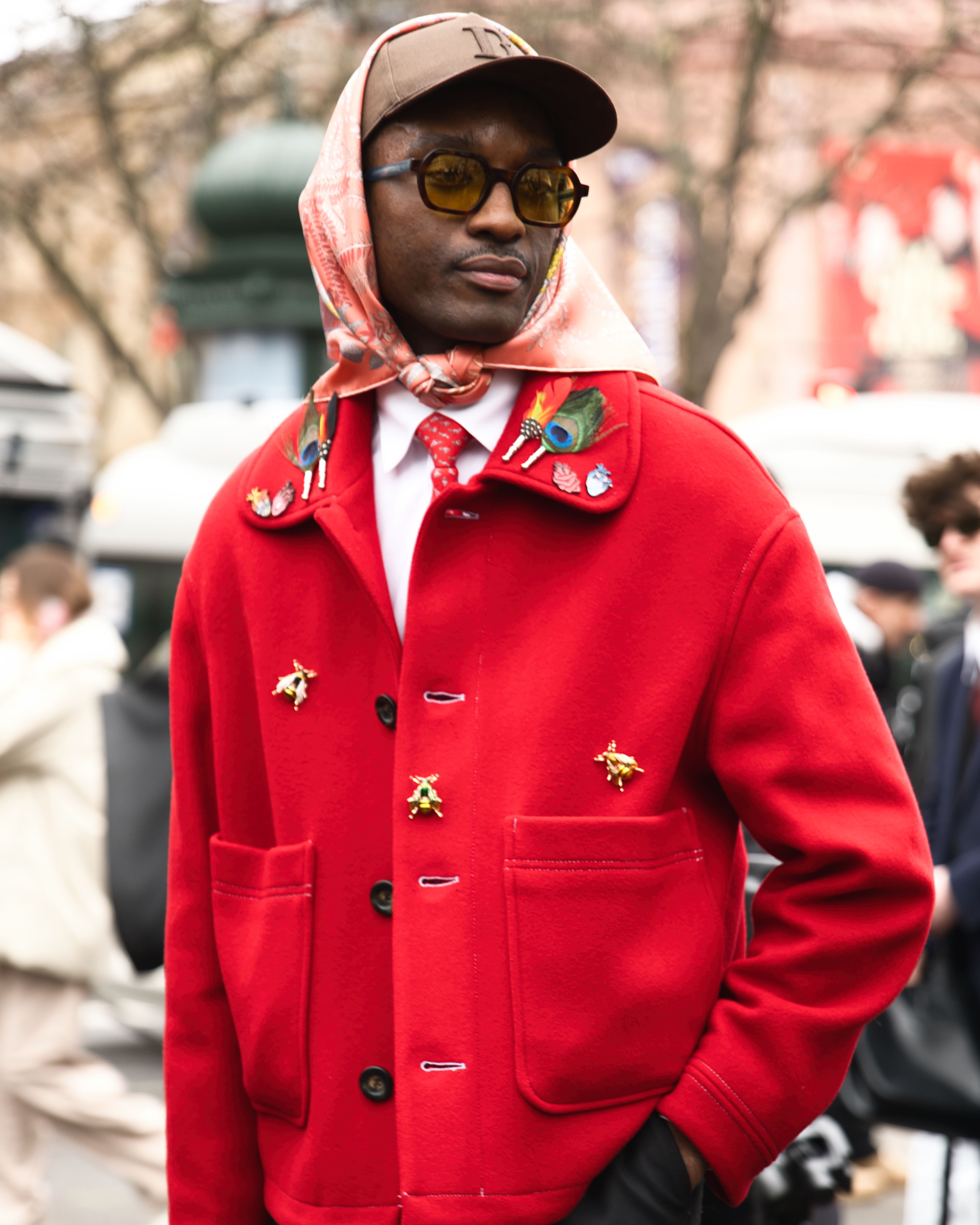 Montra Louis Vuitton em Paris com peças de couro monogram e trunk vintage exposto sob iluminação de boutique flagship em 2026.