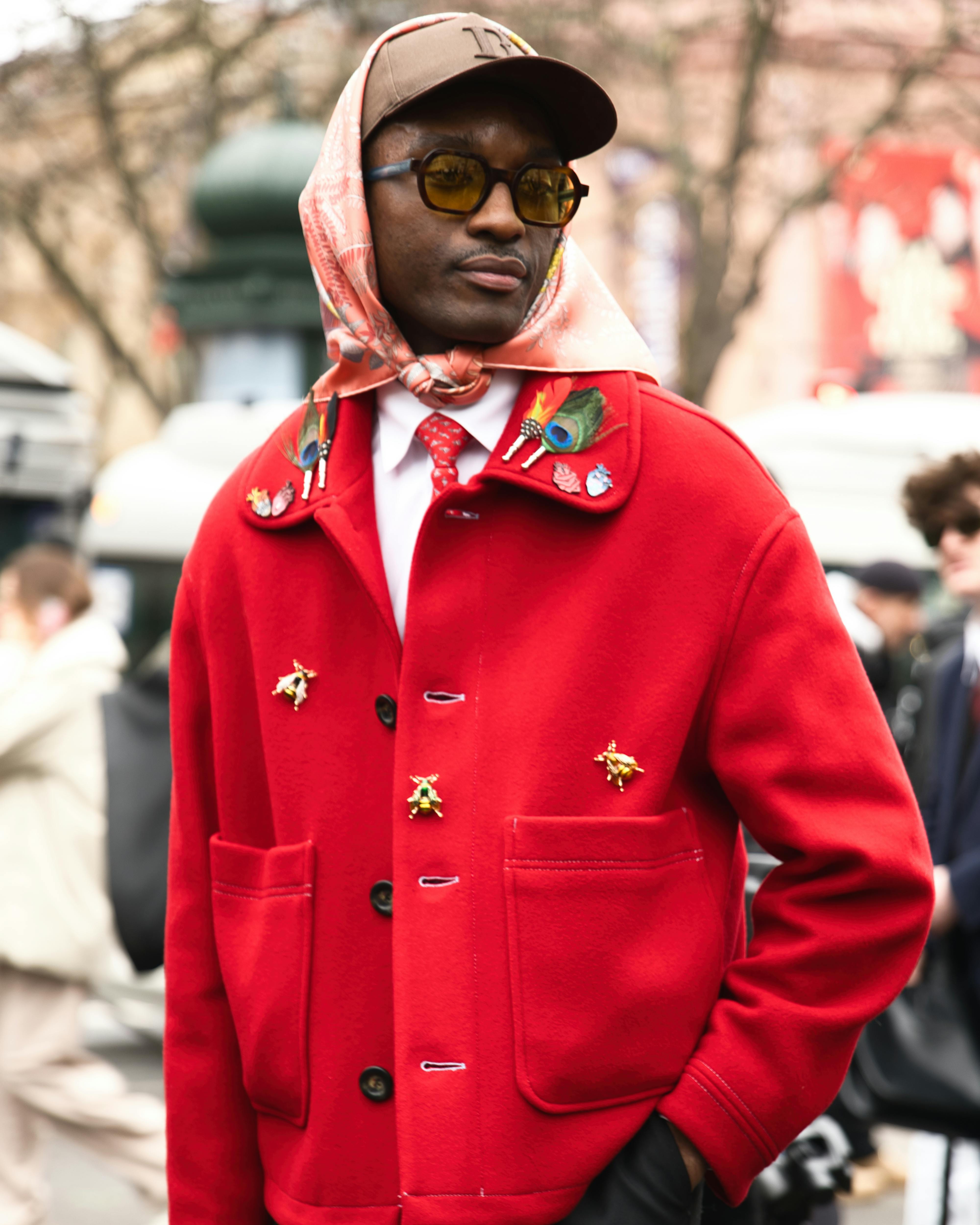 Kostenlos Elegante Streetstyle-Mode mit einem leuchtend roten Mantel in Paris. Stock-Foto