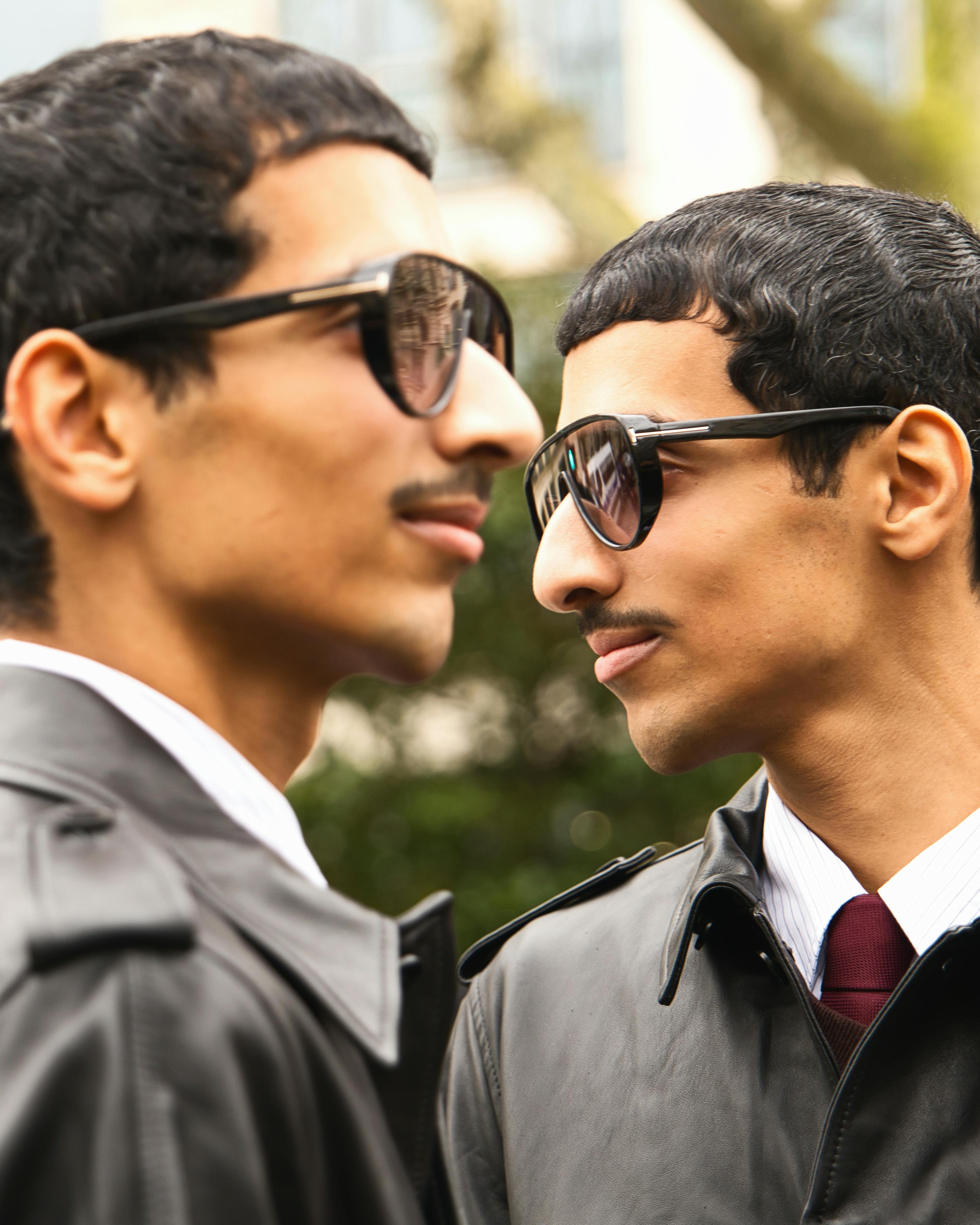 grátis Óculos de sol espelhados masculinos elegantes em estilo Paris. Foto profissional