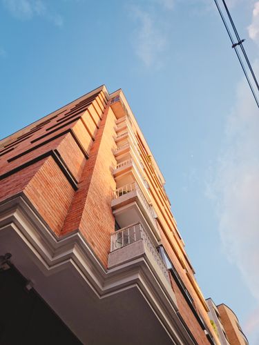 edificio de ladrillo con líneas arquitectónicas