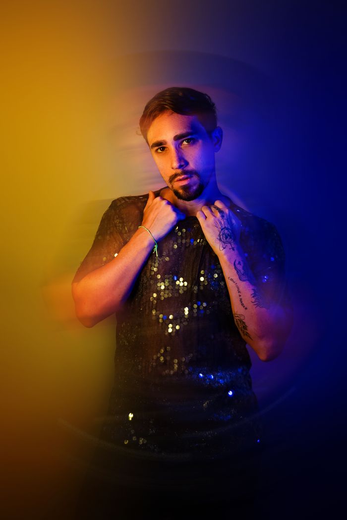 Talento masculino en retrato creativo