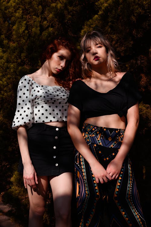 Twee Vrouwen Dragen Crop Tops