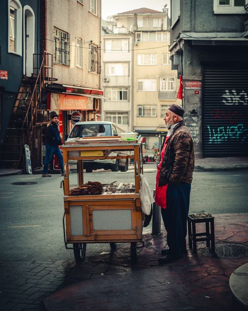 Free A local vendor selling street food in İstanbul, Türkiye, surrounded by classic architecture. Stock Photo
